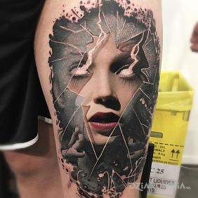 Tatuaż Białe gały na udzie motyw: 3D styl: realistyczne
