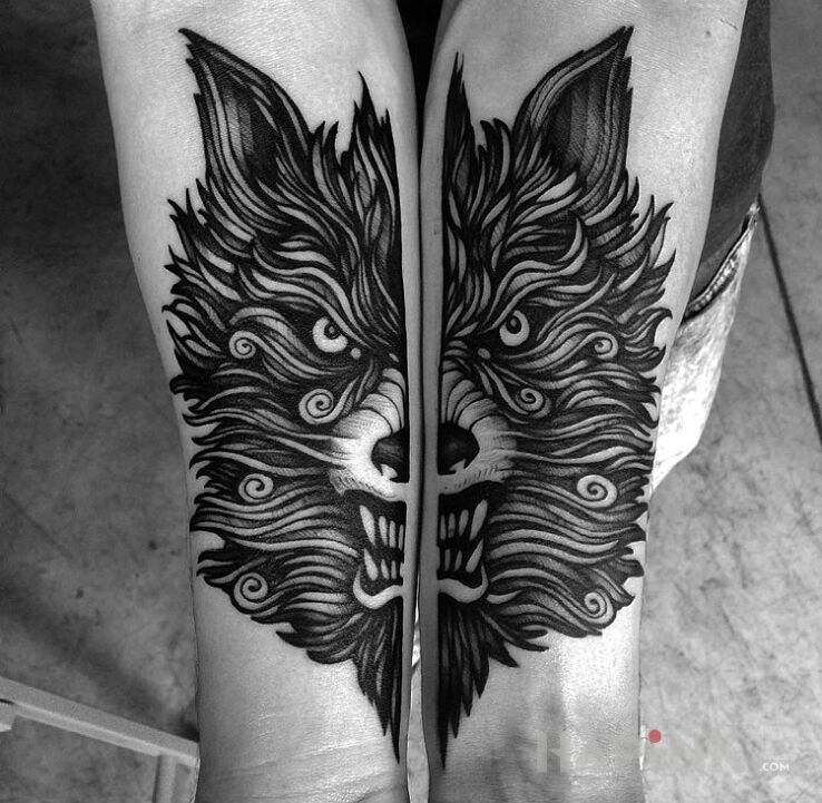 Tattoo Wściekły wilk in animals motif on the forearm