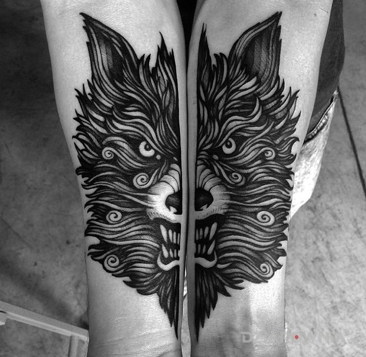 Tatuaż wściekły wilk w motywie zwierzęta na przedramieniu