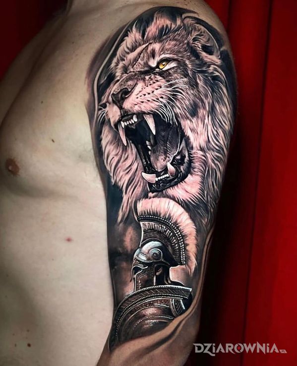 Tatuaż lew i wojownik w motywie 3D i stylu realistyczne na ramieniu
