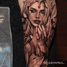 Tatuaż Piękna dama w koronie na ramieniu motyw: twarze styl: realistyczne