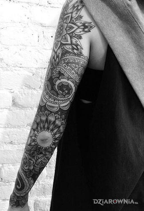 Tatuaż rekaw z mandalami w motywie rękawy na ramieniu