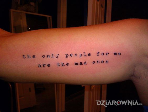 Tatuaż szaleni ludzie w motywie napisy na ręce