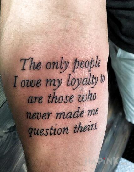 Tattoo Dla kogo jestem lojalny in lettering motif and calligraphy style on the forearm