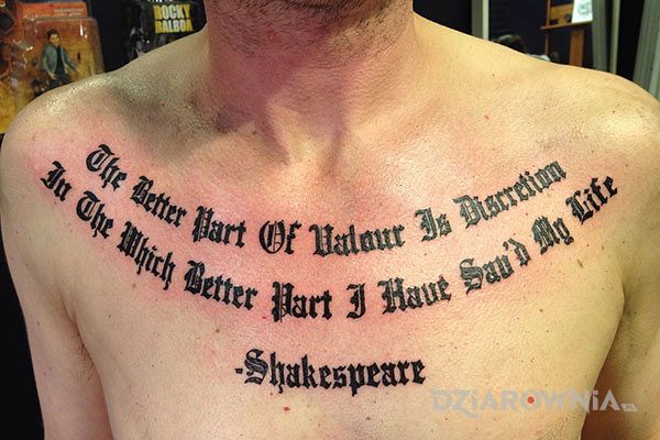 Tatuaż lepsza część męstwa - szekspir w motywie napisy i stylu kaligrafia na klatce