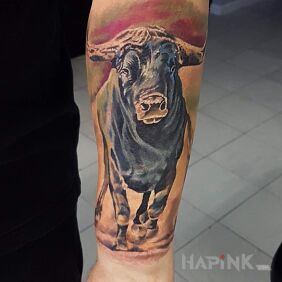 Tattoo Awesome bull on the upper arm motif: 3D