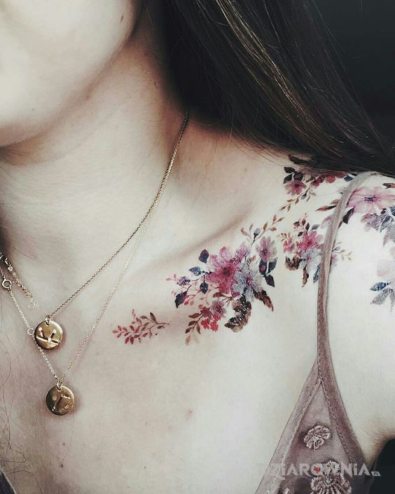 Tatuaż delikatny tatuaż w motywie florystyczne i stylu realistyczne na obojczyku