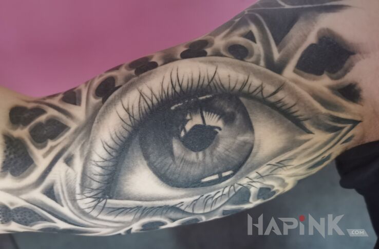 Tattoo Oko in 3D motif and realistic style on the upper arm
