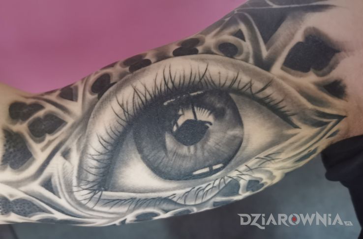 Tatuaż oko w motywie rękawy i stylu realistyczne na ramieniu
