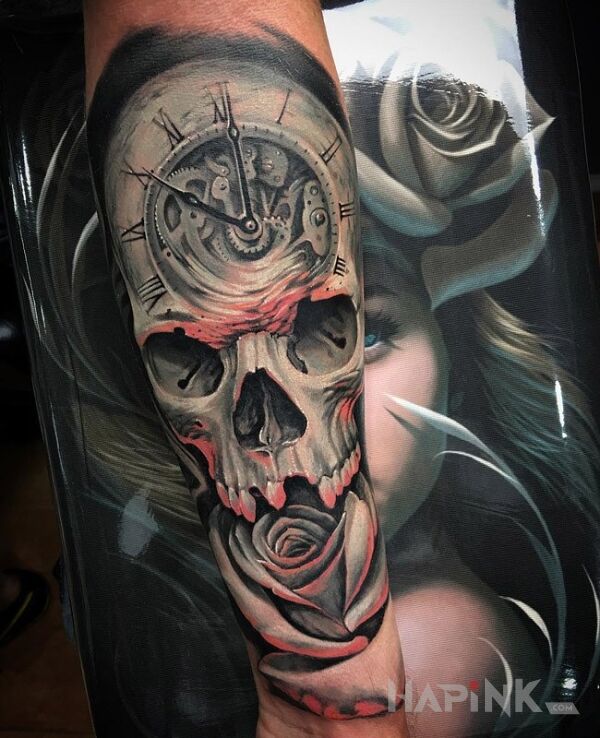 Tattoo Zegar, czaszka i róża in skulls motif on the forearm