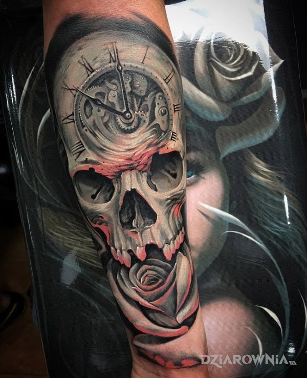 Tatuaż zegar czaszka i róża w motywie czaszki na przedramieniu