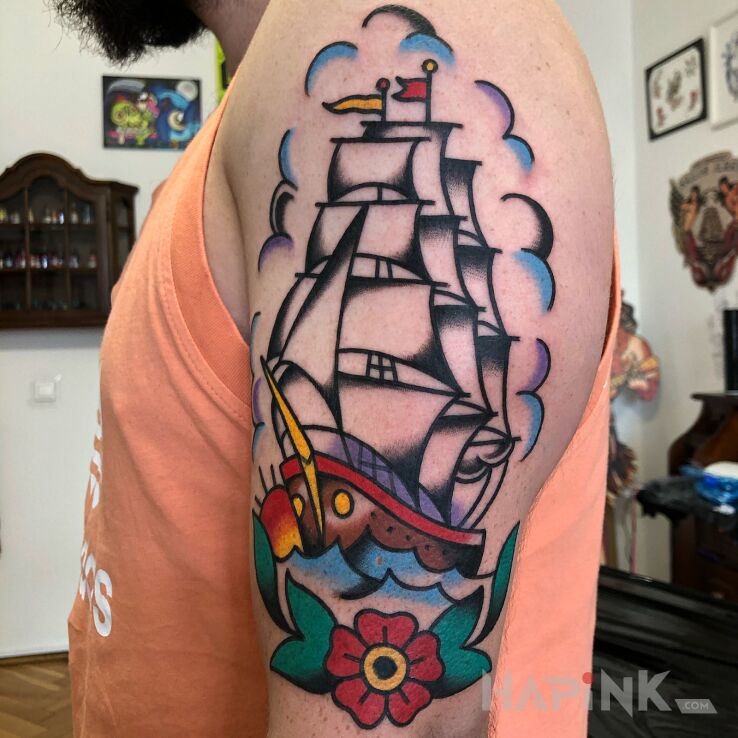 Tattoo Okręt / Statek / Masztowiec in flowers motif and oldschool style on the upper arm