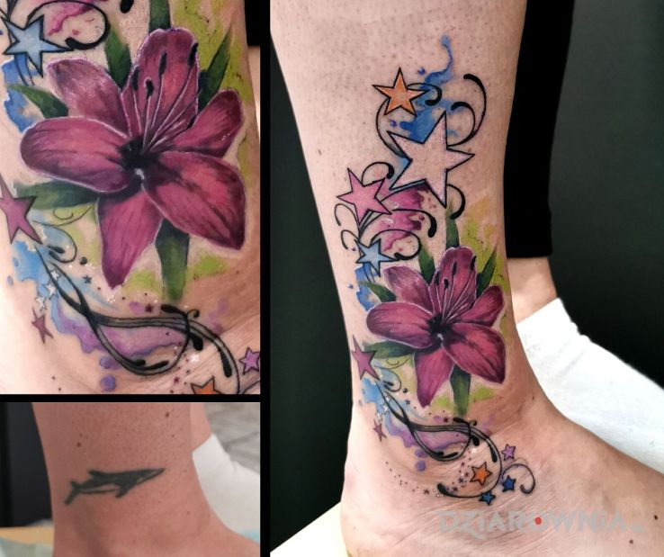 Tatuaż cover kwiaty w motywie kolorowe i stylu watercolor na nodze