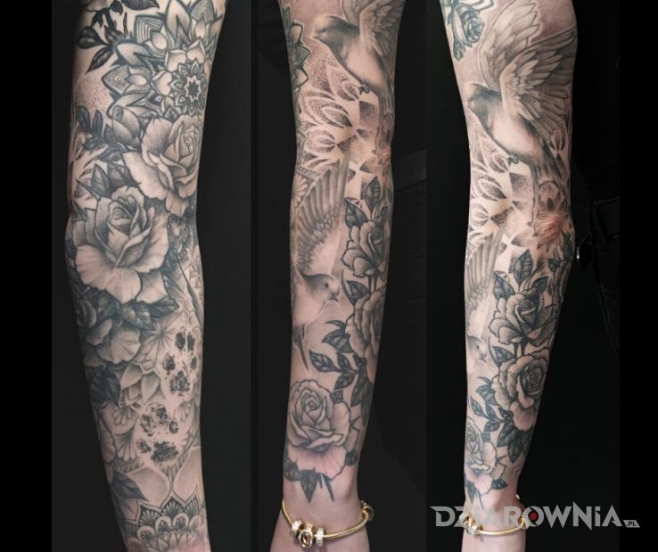 Tatuaż kwiaty gołębie rękaw w motywie rękawy i stylu realistyczne na piszczeli