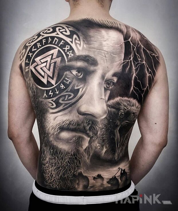 Tattoo Twarz wikinga in faces motif and realistic style on the shoulder blades