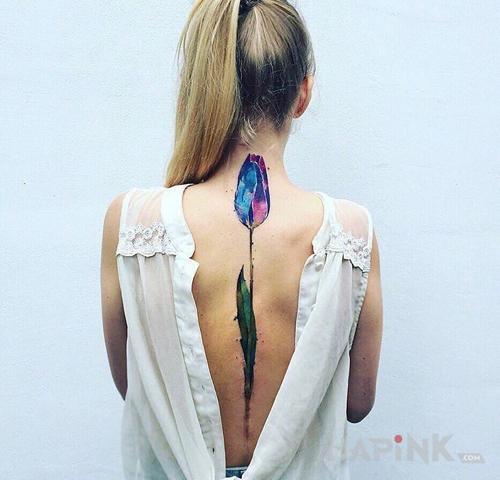 Tattoo Tulipan na kręgosłupie in colorful motif on the back