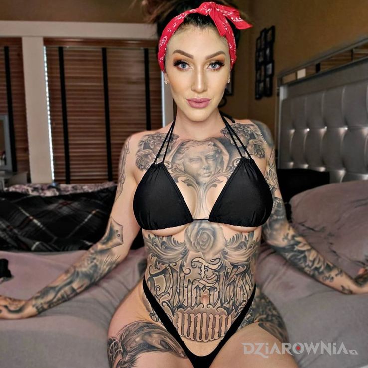 Tatuaż wytatuowany cały tors w motywie seksowne i stylu realistyczne na brzuchu