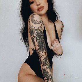 Tattoo Beautifully tattooed paw on the upper arm motif: animals style: graphic / illustrative