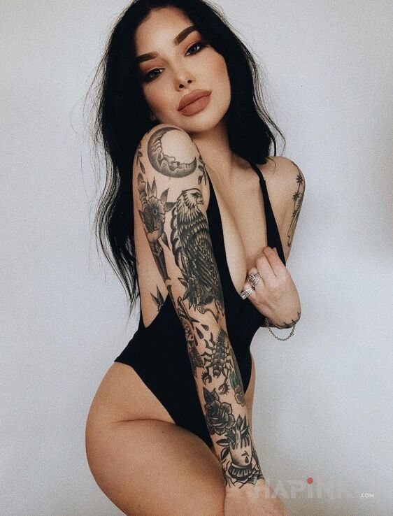 Tattoo Ładnie wytatuowana łapka in black and gray motif and graphic / illustrative style on the forearm