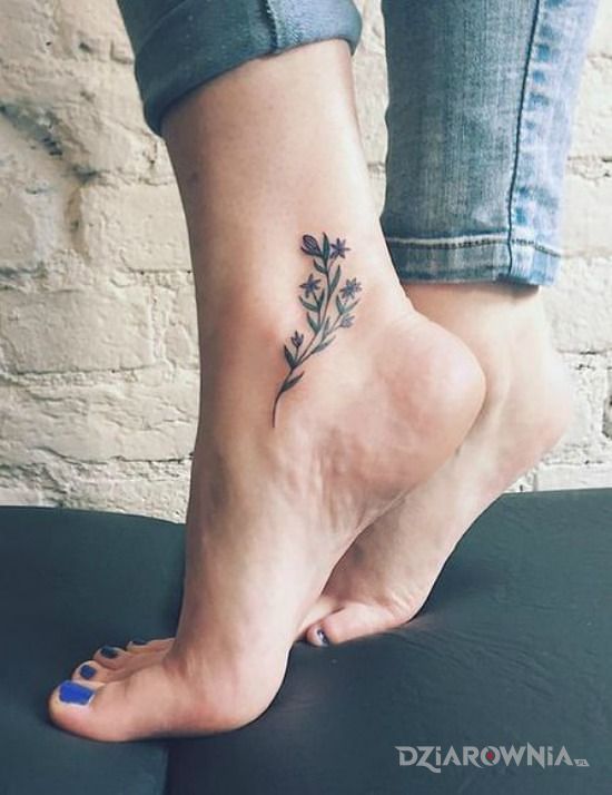 Tatuaż gałązka przy kostce w motywie florystyczne i stylu realistyczne przy kostce