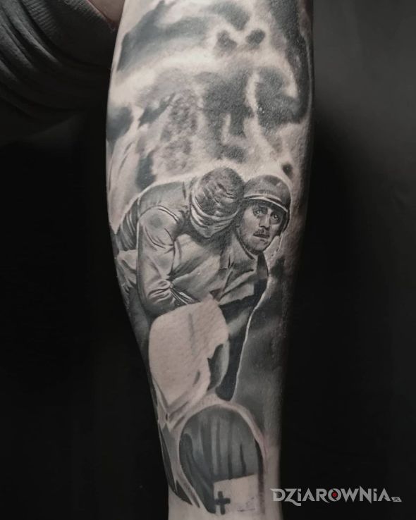 Tatuaż żołnierze w motywie wojna i stylu realistyczne na ręce