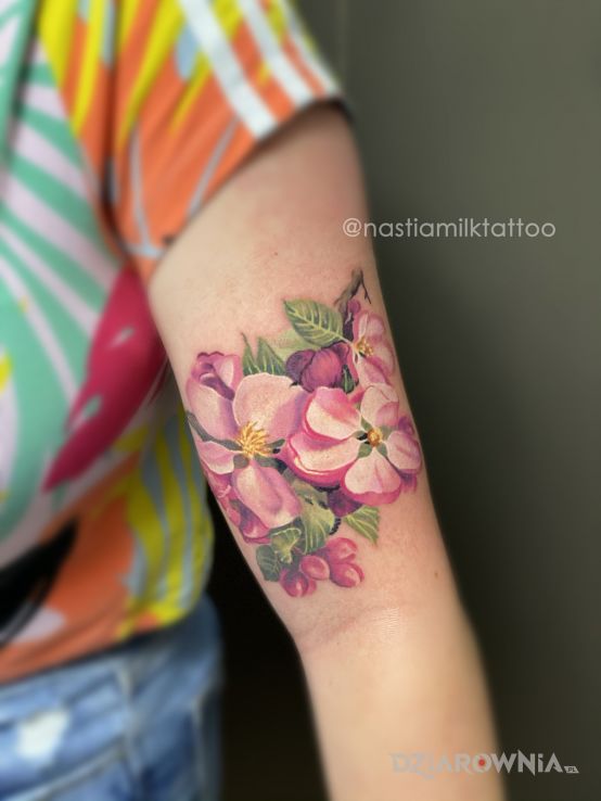 Tatuaż kwiaty jabłoni w motywie florystyczne i stylu realistyczne na ręce