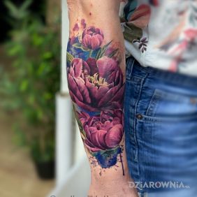 Tatuaż Kwiaty na ręce motyw: florystyczne styl: realistyczne