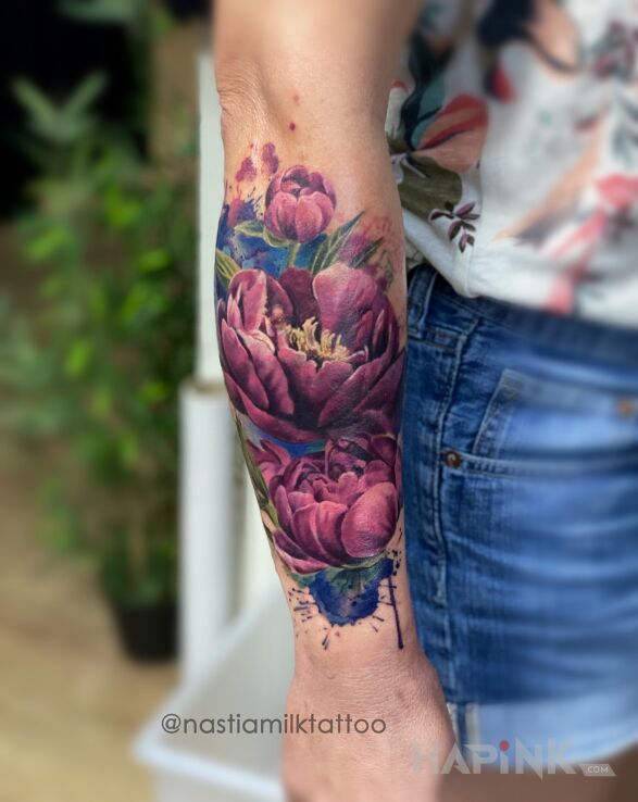Tattoo Kwiaty in colorful motif and realistic style on the forearm