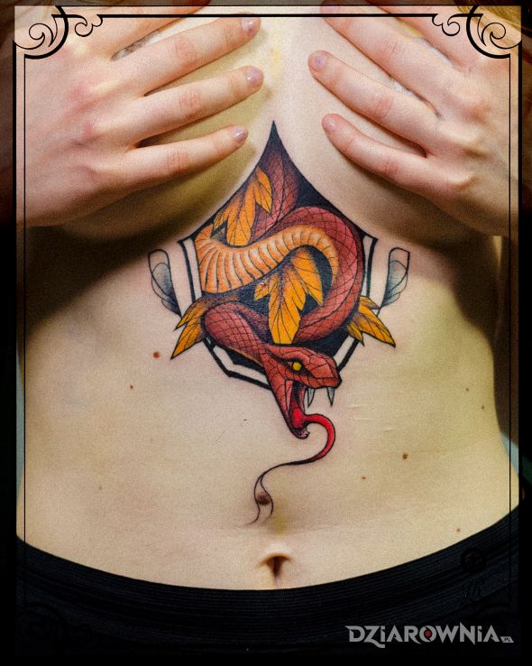 Tatuaż wężowy underboob w motywie ornamenty i stylu neotradycyjne na brzuchu