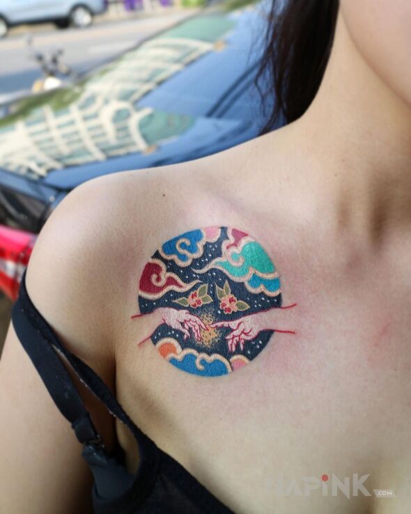 Tattoo Zainspirowany obrazem "powstanie adama" in colorful motif and graphic / illustrative style on the collarbone