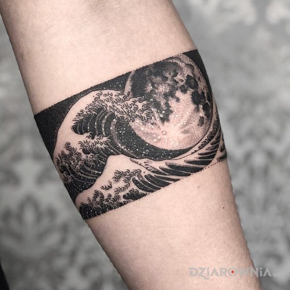 Tatuaż fale na tle księżyca w motywie czarno-szare i stylu graficzne / ilustracyjne na przedramieniu