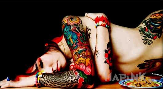 Tattoo Dziewczyna, która kusi in sexy motif on the upper arm