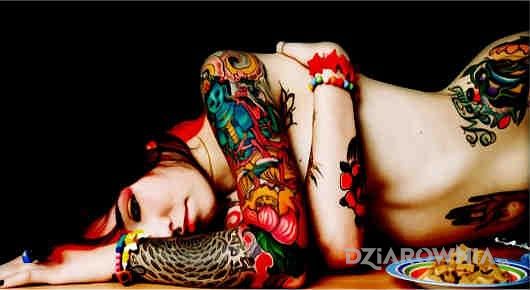 Tatuaż dziewczyna która kusi w motywie rękawy na ramieniu