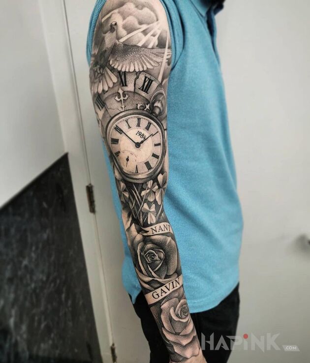 Tattoo Twoja godzina wybiła in objects motif and realistic style on the upper arm
