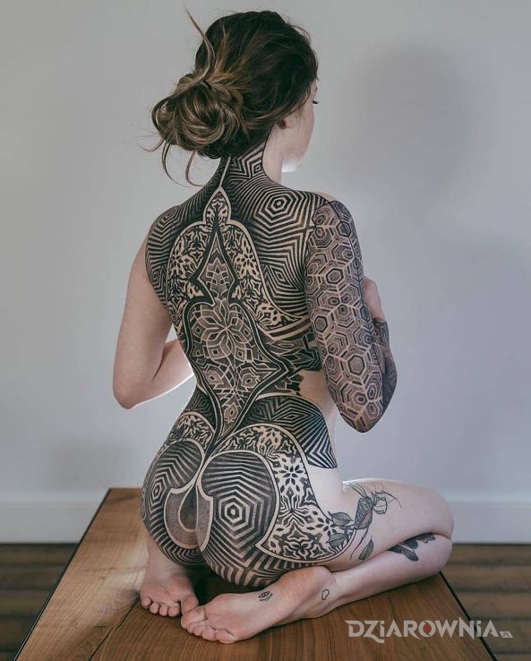 Tatuaż wzorzysta dziewczyna w motywie czarno-szare i stylu geometryczne na plecach