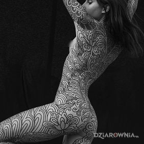 Tatuaż Kontury na calym ciele na nodze motyw: kwiaty styl: kontury / linework