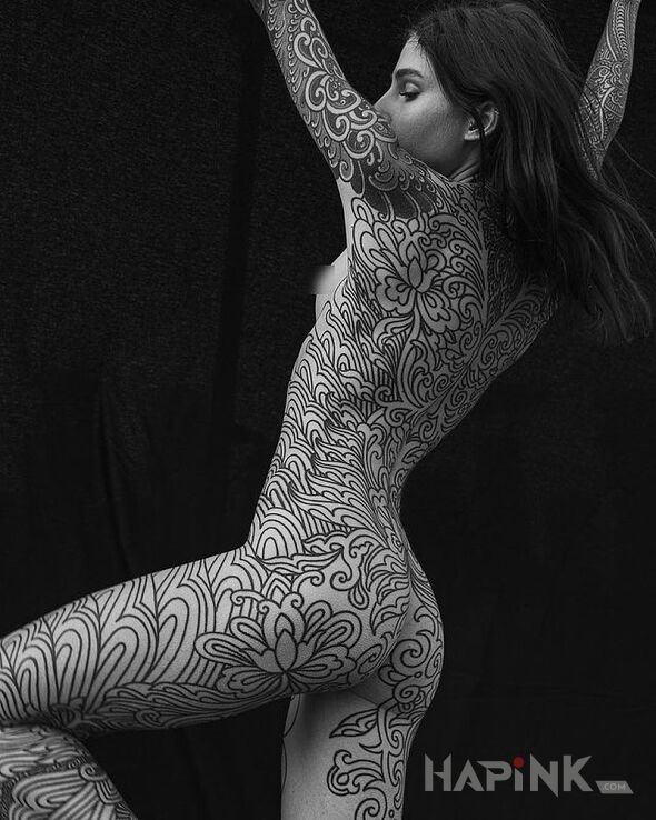 Tattoo Kontury na calym ciele in flowers motif and contour / linework style on the calf