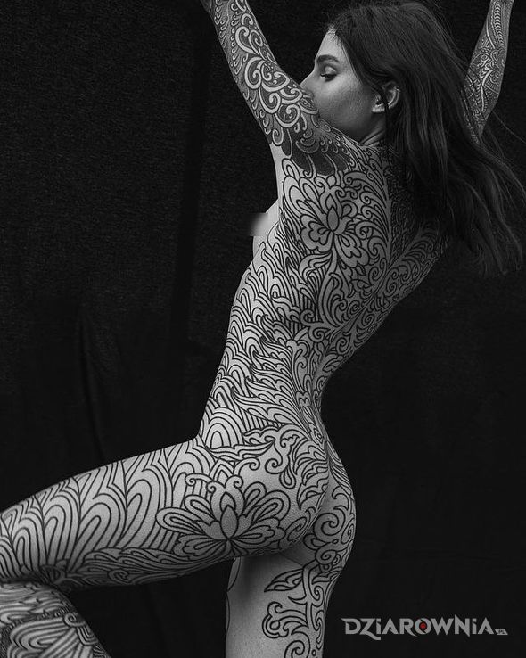 Tatuaż kontury na calym ciele w motywie czarno-szare i stylu kontury / linework na łopatkach