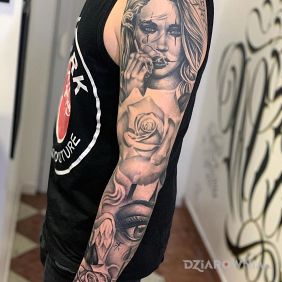 Tatuaż Róże z dziewczyną albo dziewczyna z różami ? na ręce motyw: rękawy styl: realistyczne