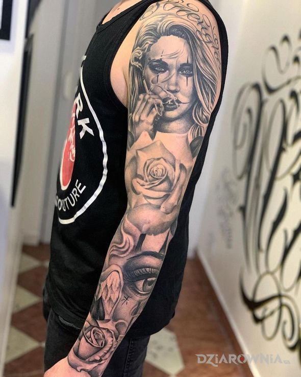 Tatuaż róże z dziewczyną albo dziewczyna z różami w motywie kwiaty i stylu realistyczne na przedramieniu