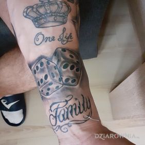 Tatuaż Rocznica ślubu i dzieci na przedramieniu motyw: kasyno styl: realistyczne