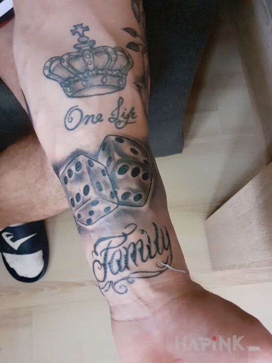 Tattoo Rocznica ślubu i dzieci in lettering motif and realistic style On the arm