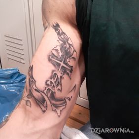 Tatuaż Kotwica na ręce motyw: rozdarta skóra styl: realistyczne