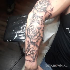 Tatuaż Róże na ręce motyw: kwiaty styl: realistyczne