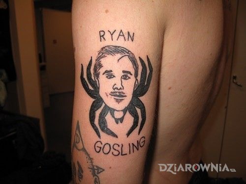 Tatuaż rayan gosling w motywie postacie na ramieniu