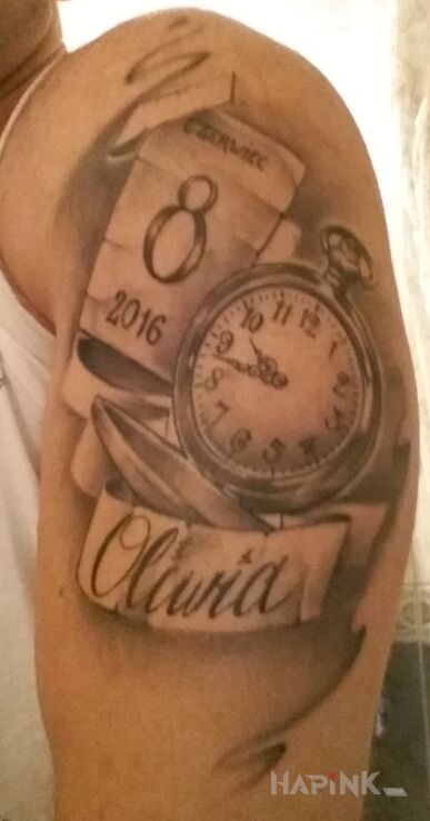 Tattoo Narodziny dziecka in lettering motif and realistic style on the upper arm
