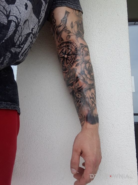 Tatuaż rękaw w motywie czarno-szare na ręce
