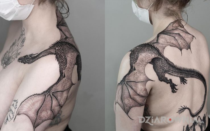 Tatuaż ogromne smoczysko w motywie czarno-szare i stylu realistyczne na plecach