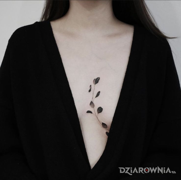Tatuaż liściasta gałązka w motywie florystyczne i stylu graficzne / ilustracyjne na piersiach