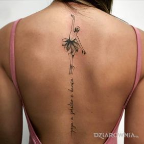 Tatuaż Baletnica i tekst na plecach motyw: czarno-szare styl: graficzne / ilustracyjne